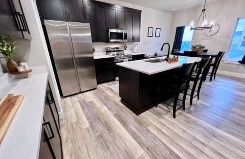 Ammon Casa | New Towhhome in heart of Idaho Falls walk to WalMart. 4 Bedroom sleeps 8