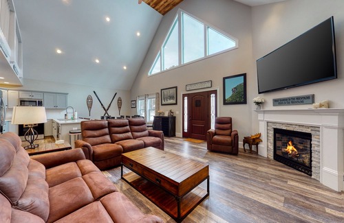 Cranmore Birches Casa | New townhome w/ private hot tub, game room, AC & fireplace - steps to Cranmore