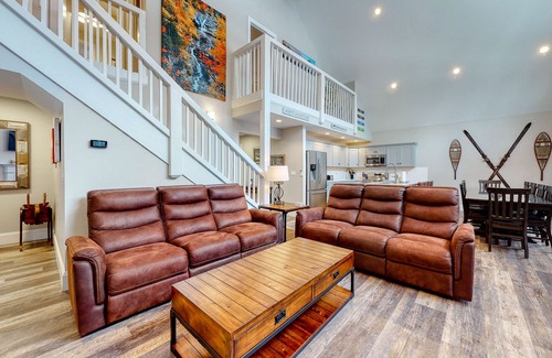Cranmore Birches Casa | New townhome w/ private hot tub, game room, AC & fireplace - steps to Cranmore