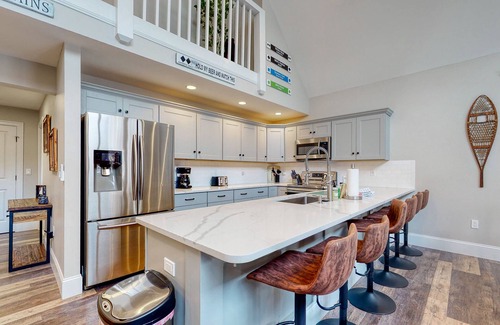 Cranmore Birches Casa | New townhome w/ private hot tub, game room, AC & fireplace - steps to Cranmore