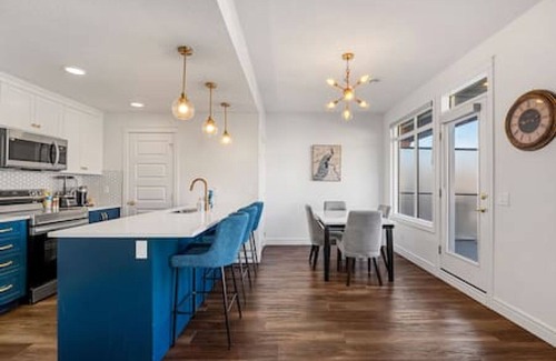 Southeast Calgary Casa | New Townhouse mins to South Health Campus & YMCA