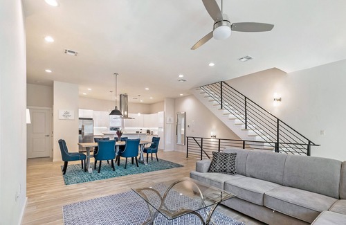 Mid-City Condominio | New Townhouse with 2 Balconies