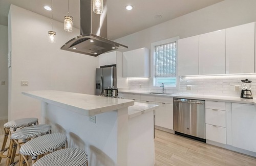 Mid-City Condominio | New Townhouse with 2 Balconies
