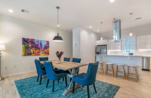 Mid-City Condominio | New Townhouse with 2 Balconies
