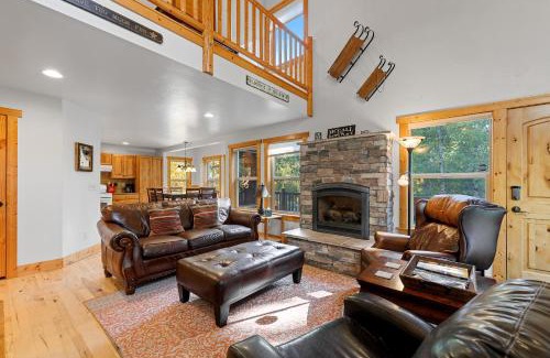 McCall Casa | New! Tranquil Aspens - near lake, town, parks - expansive deck - pet friendly