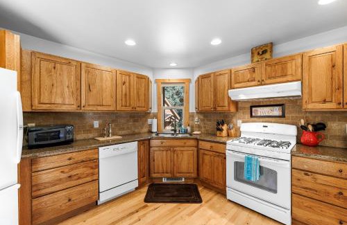 McCall Casa | New! Tranquil Aspens - near lake, town, parks - expansive deck - pet friendly
