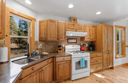 McCall Casa | New! Tranquil Aspens - near lake, town, parks - expansive deck - pet friendly
