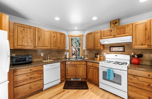McCall Casa | New! Tranquil Aspens - near lake, town, parks - expansive deck - pet friendly