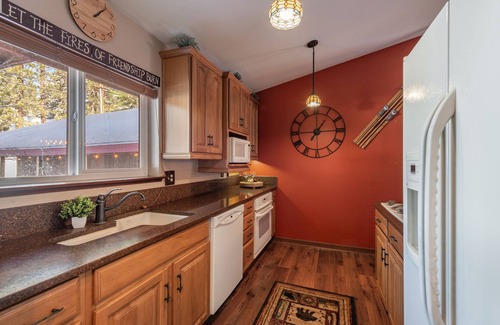 Ponderosa Palisades Casa | NEW - Truckee Cabin - Centrally Located