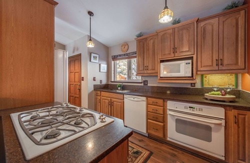 Ponderosa Palisades Casa | NEW - Truckee Cabin - Centrally Located