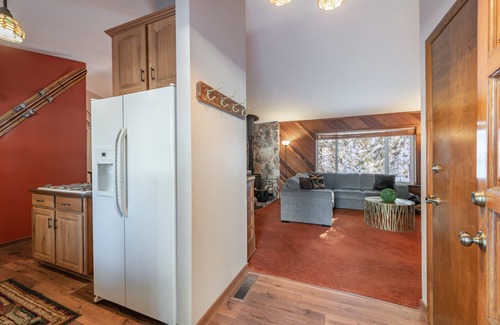 Ponderosa Palisades Casa | NEW - Truckee Cabin - Centrally Located