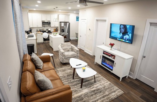 Hayes Casa | New Turf:Rooftop& Patio min's from Downtown, Duke, NCCU, Hospital,Durham Bulls
