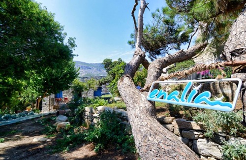 Ikaria Apartamento | Un estudio privado y único S en Enalia con impresionantes vistas al jardín y al mar.