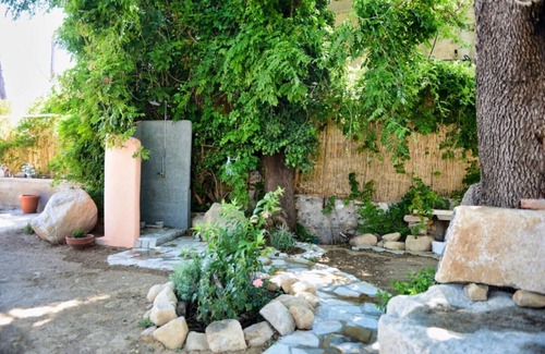 Ikaria Apartamento | Un estudio privado y único S en Enalia con impresionantes vistas al jardín y al mar.
