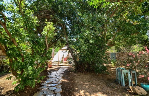 Ikaria Apartamento | Un estudio privado y único S en Enalia con impresionantes vistas al jardín y al mar.