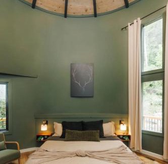 Saint Helens Casa | NEW Unique Stay w King Beds and Private Hot Tub