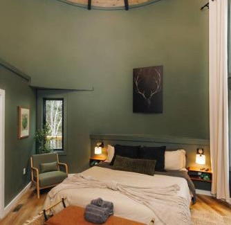 Saint Helens Casa | NEW Unique Stay w King Beds and Private Hot Tub