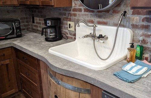 Elk Park Cabaña | New Upscale Hobbit Retreat w/ outdoor Kitchen on Elk River 4 miles to Banner Elk