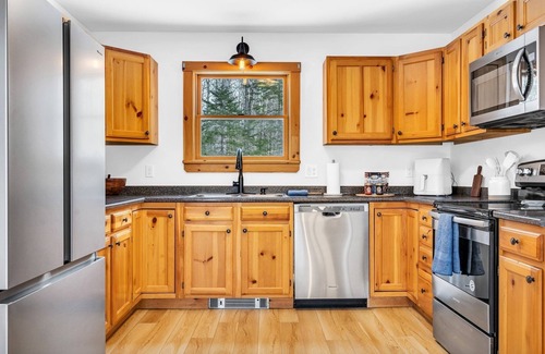 Sunday River Area Chalet De Esquí | NEW! Views! HotTub! FirePlace! Arcade Game! Sleeps 11