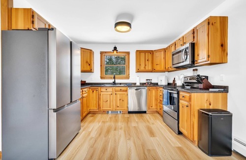 Sunday River Area Chalet De Esquí | NEW! Views! HotTub! FirePlace! Arcade Game! Sleeps 11