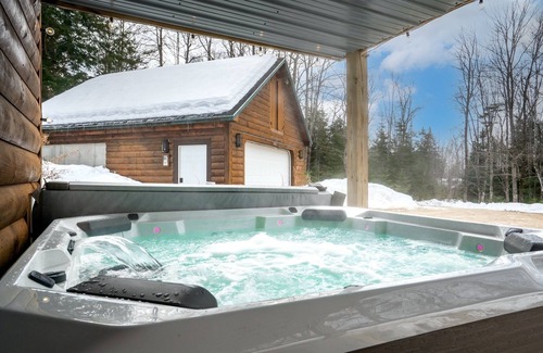 Sunday River Area Chalet De Esquí | NEW! Views! HotTub! FirePlace! Arcade Game! Sleeps 11