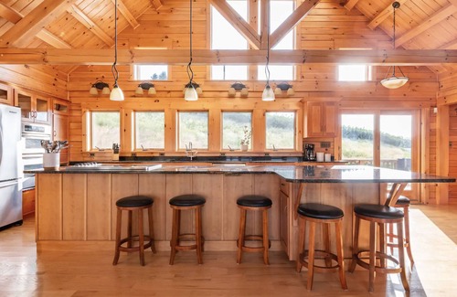 Julian Cabina | NEW! Views, Near PSU, Hot Tub, Private, Sleeps 16