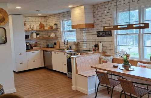 Hermann Otro | NEW! Villa Bella Elegant Hermann Farmhouse with Wine Bar, Fire Pit &Trolley Ride
