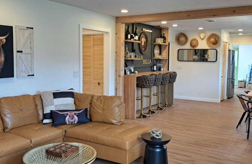 Hermann Otro | NEW! Villa Bella Elegant Hermann Farmhouse with Wine Bar, Fire Pit &Trolley Ride