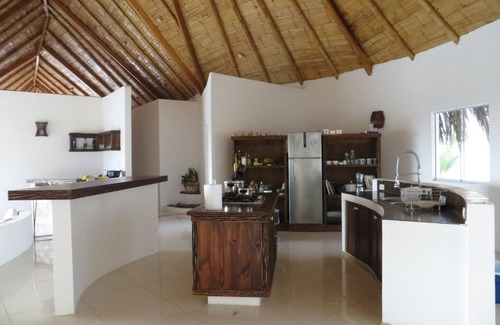 Punta Sal Casa | casa relajante frente al mar con piscina privada, perfecta para descansar.