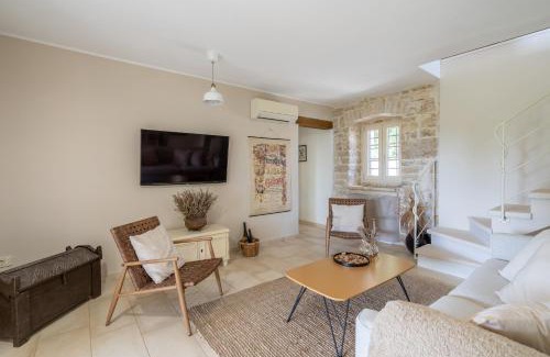 Tinjan Casa | NEW!Villa D'Vita on huge fenced property