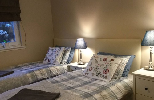 Crianlarich Casa | New Village apartment close to train station.