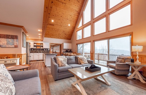 Mountainside Casa | New! Viva Vista: Lake Access, Hot Tub, Dogs OK!