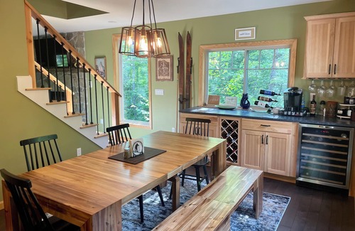 Jackson Chalet De Esquí | New w/ 3 kingbeds, AC, hot tub- 1 min to Storyland