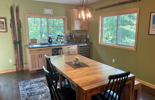 Jackson Chalet De Esquí | New w/ 3 kingbeds, AC, hot tub- 1 min to Storyland