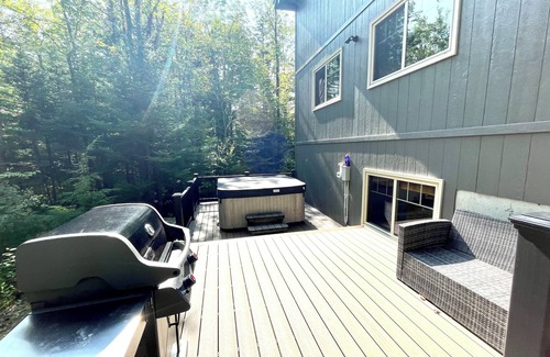 Jackson Chalet De Esquí | New w/ 3 kingbeds, AC, hot tub- 1 min to Storyland