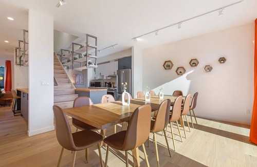Minor Casa | *New* Walk to CapHill 4B4B w/EV 6 Beds Sleeps 12