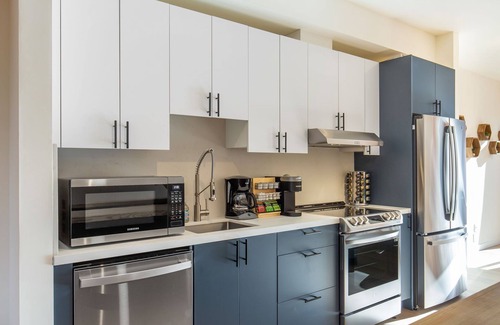 Minor Casa | *New* Walk to CapHill 4B4B w/EV 6 Beds Sleeps 12