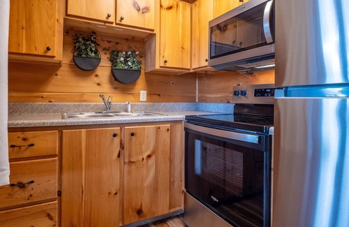 West Jefferson Cabina | New! Walk to Downtown | Mountain Views | Sleeps 13