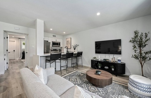 Barton Hills Casa | NEW! Walk to Zilker & Barton Springs! King Bed!