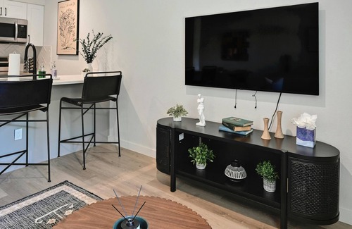 Barton Hills Casa | NEW! Walk to Zilker & Barton Springs! King Bed!