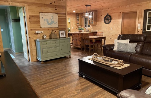 Vivian Cabina | NEW WATER FRONT cabin on North Caddo Lake- private boat launch, dock, much more!