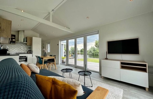 Municipality of De Ronde Venen Apartamento | NEW - Waterfont Villa08 - on a Lake Near Amsterdam