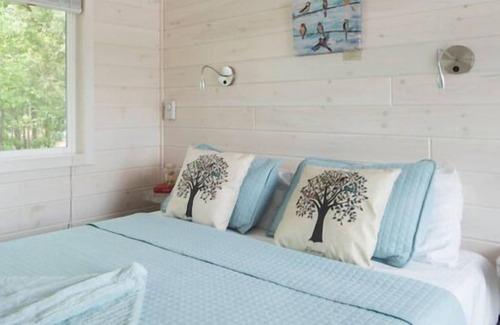 Steele Creek Cabina | New Waterfront Cabin On The Large Sundeck 1 Bedroom Cabin by Redawning