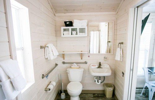 Steele Creek Cabina | New Waterfront Cabin On The Large Sundeck 1 Bedroom Cabin by Redawning