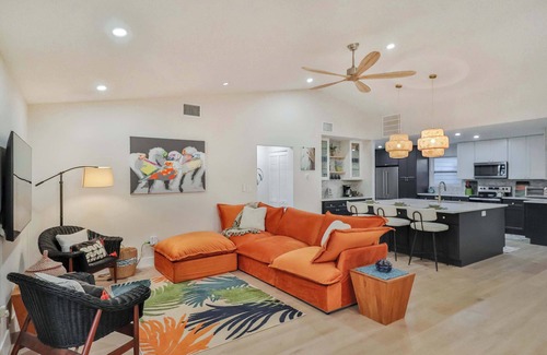 Interchange Square Casa | NEW: Waterfront Oasis w/Heated Pool, Dock, Kayaks