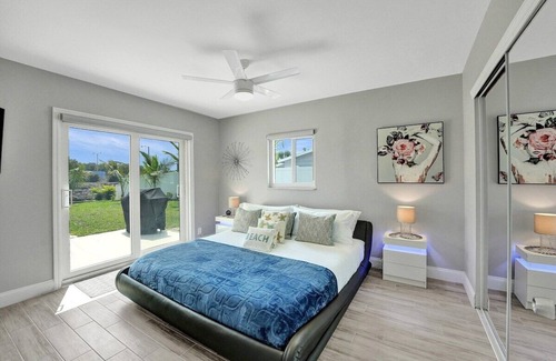 Golfview Harbor Casa | *NEW* Waterfront Tropic Oasis: Pool / Canal / Dock / Air Hockey!