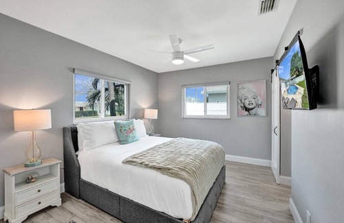 Golfview Harbor Casa | *NEW* Waterfront Tropic Oasis: Pool / Canal / Dock / Air Hockey!