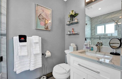 Golfview Harbor Casa | *NEW* Waterfront Tropic Oasis: Pool / Canal / Dock / Air Hockey!