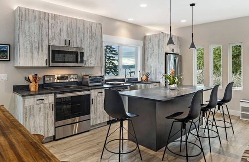 Friday Harbor Casa | New Waterview Loft near Roche Harbor! (sjil)
