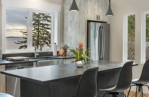 Friday Harbor Casa | New Waterview Loft near Roche Harbor! (sjil)
